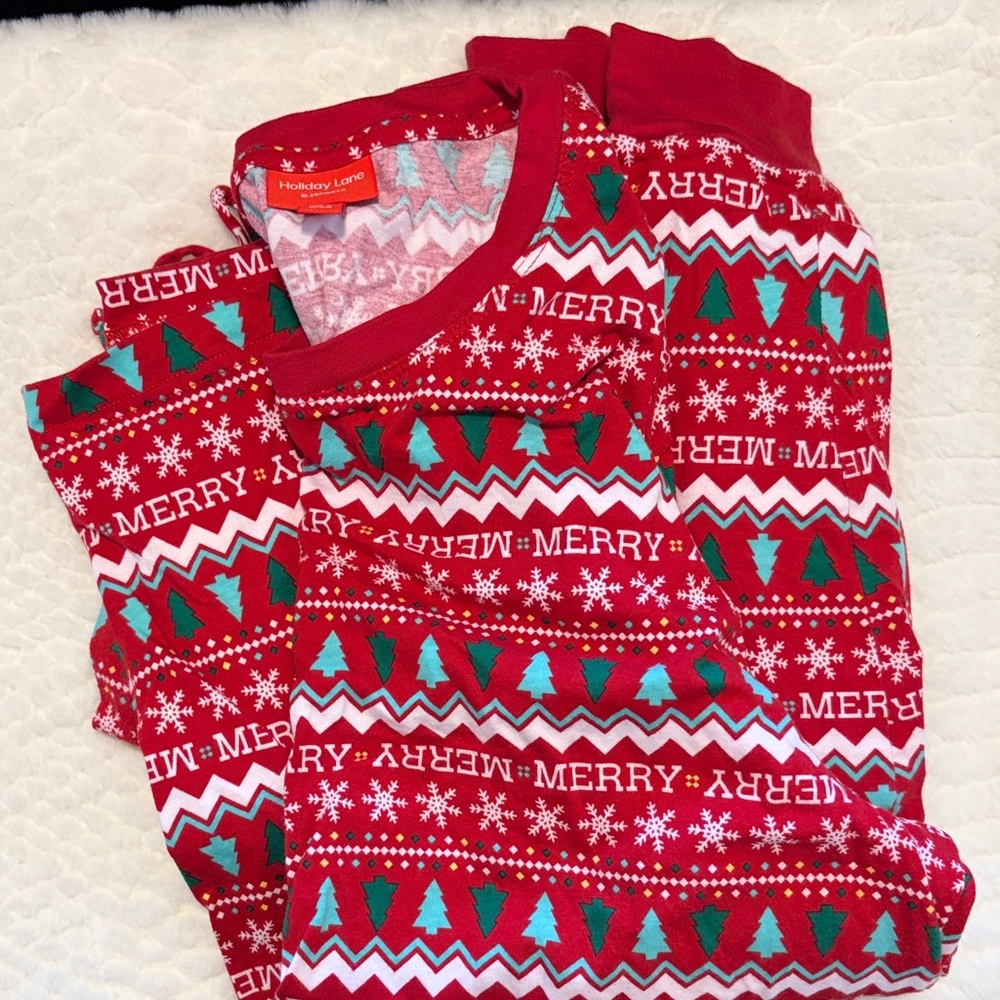 Holiday Lane Men’s Festive Red Pajama Set with Merry Prints size large